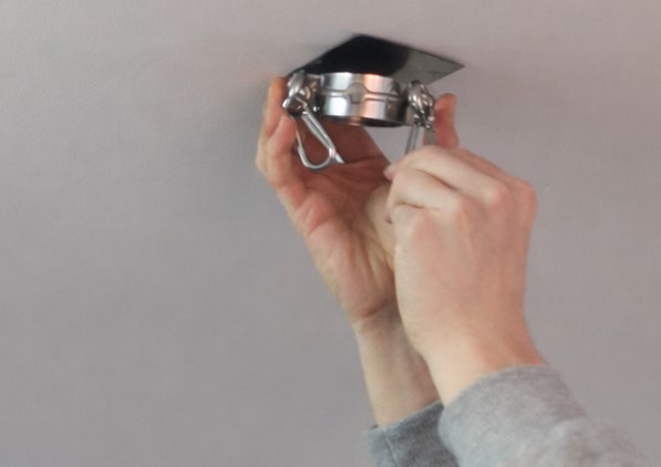 Przykład zastosowania magnetycznego systemu montażu — fotografia z książki
